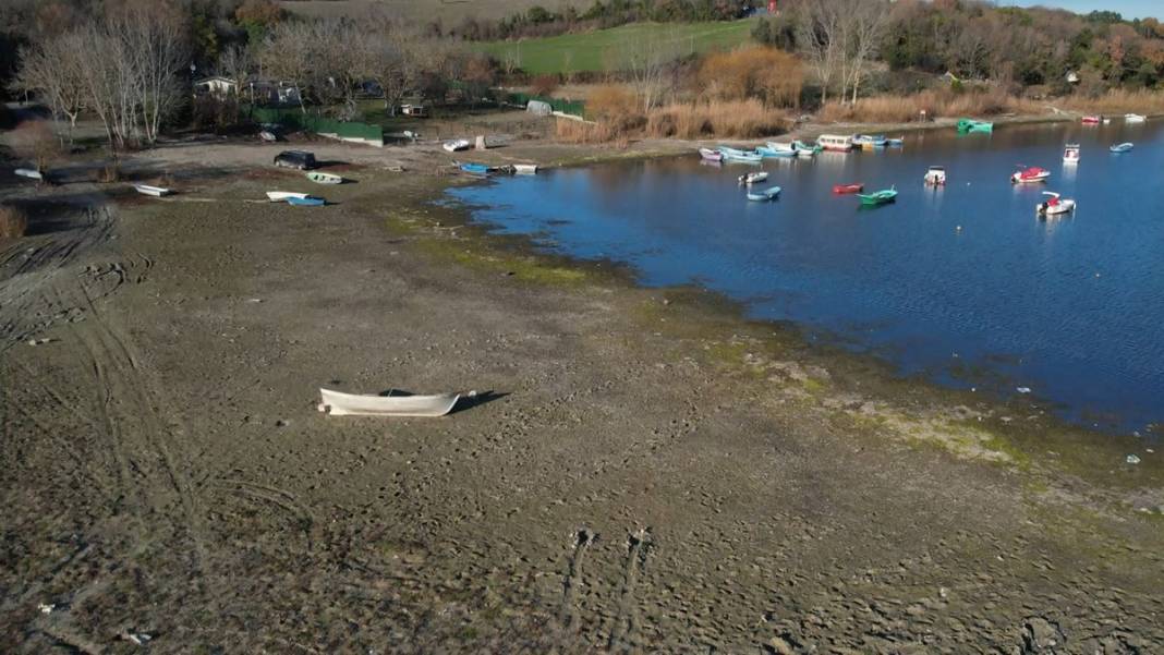 Görenler şaşkına döndü! Önceden tekneler yüzüyordu, şimdi insanlar yürüyor 1